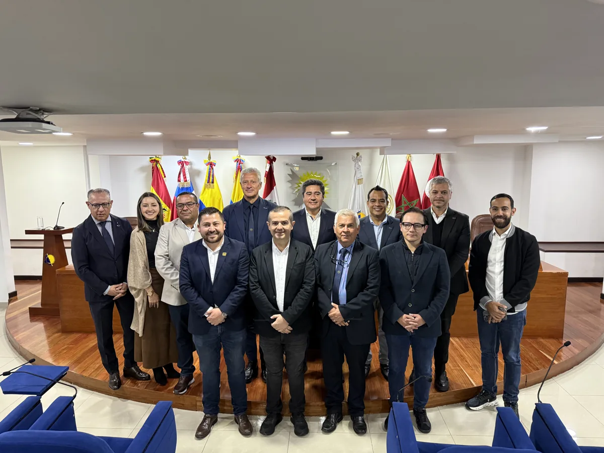 Rappresentanti di ACES, del Parlamento Andino e dei comuni colombiani presenti dopo la firma dell'accordo